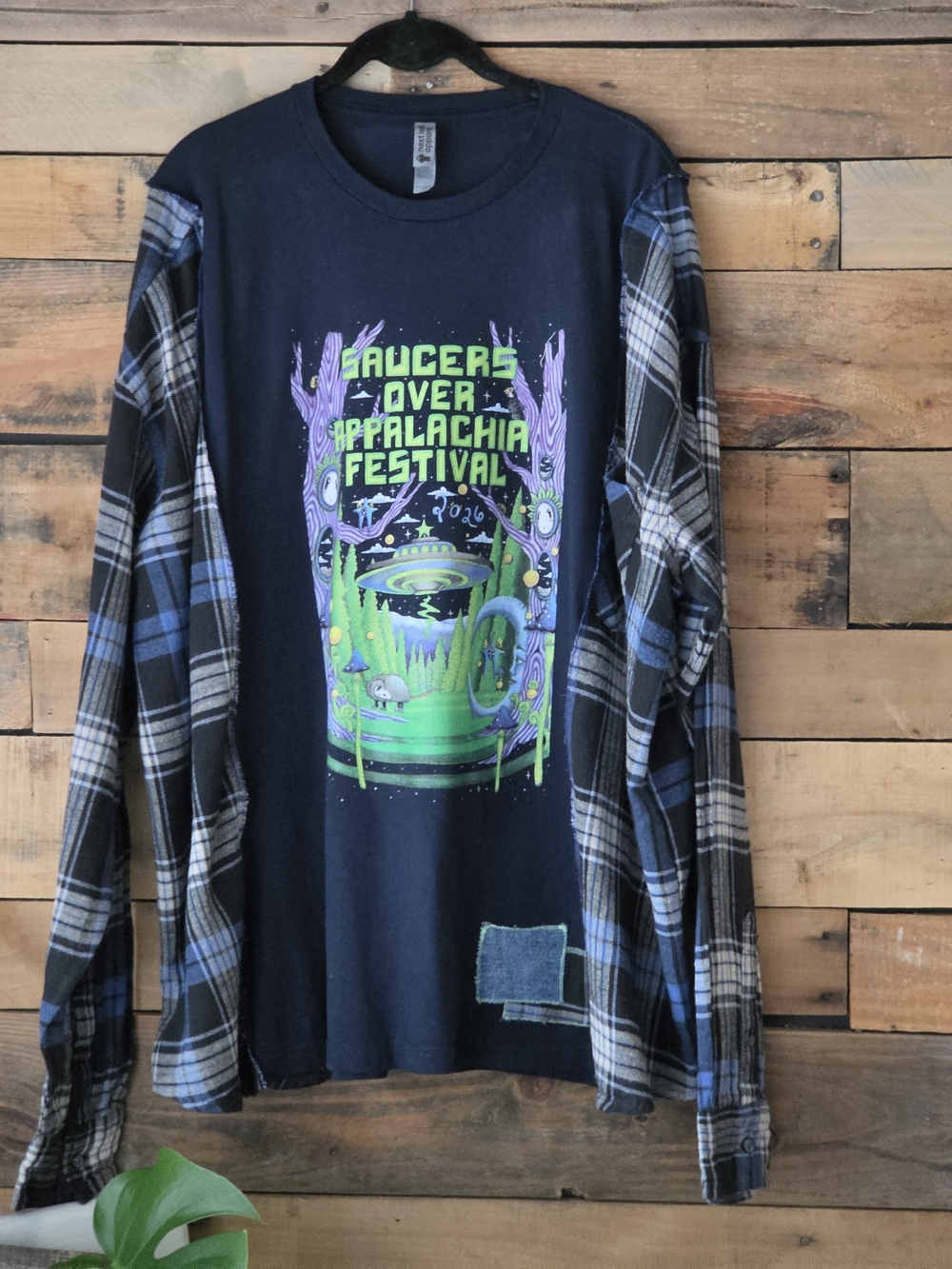 Upcycled Saucer Over Appalachia Festival Black Graphic T-shirt - Picture 3 of 10